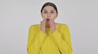 İspanyol Kadın Şokta, Beyaz Arkaplanda Merak Ediyor