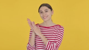 İspanyol Kadın Sarı Arkaplanda Alkışlıyor