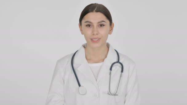 Іспанська жінка-лікар на білому тлі — стокове відео