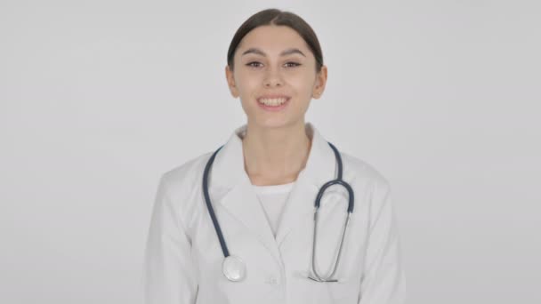 Spanische Ärztin schüttelt zustimmend den Kopf über weißen Hintergrund — Stockvideo