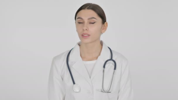 Испанская женщина-доктор качает головой в отрицании на белом фоне — стоковое видео
