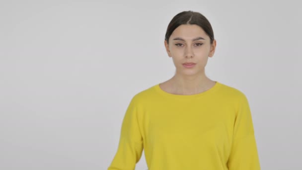Spaanse Vrouw Holding Product bij de hand, reclame gebaar op witte achtergrond — Stockvideo