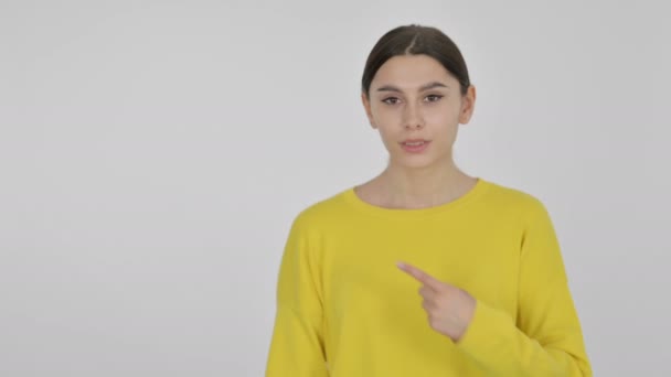 Испанская женщина указывает на продукт на белом фоне — стоковое видео