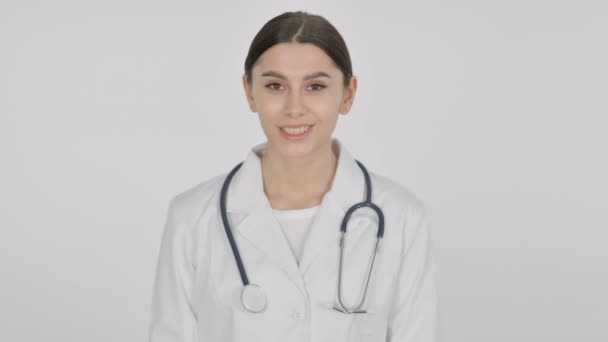 Испанская женщина-доктор улыбается на белом фоне — стоковое видео