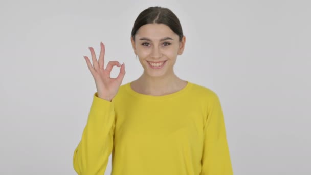 Испанка на белом фоне показывает знак "ОК" — стоковое видео