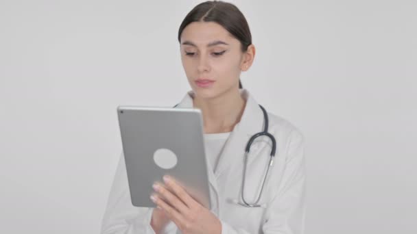 Beyaz Arkaplanda Dijital Tablet kullanan İspanyol Kadın Doktor — Stok video