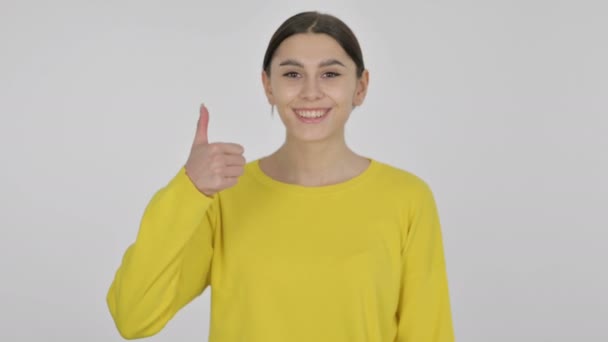 Španělská žena ukazuje palce nahoru na bílém pozadí — Stock video