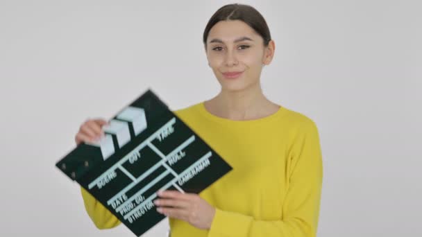 Mujer española usando Clapperboard sobre fondo blanco — Vídeos de Stock