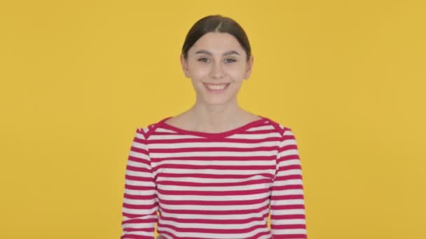 黄色の背景に承認で頭を振るスペインの女性 — ストック動画