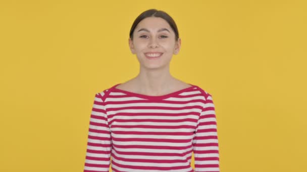 Španělská žena třese hlavou ve schválení na žlutém pozadí — Stock video