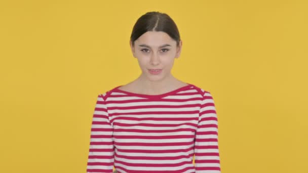 Mujer española señalando la cámara sobre fondo amarillo — Vídeos de Stock
