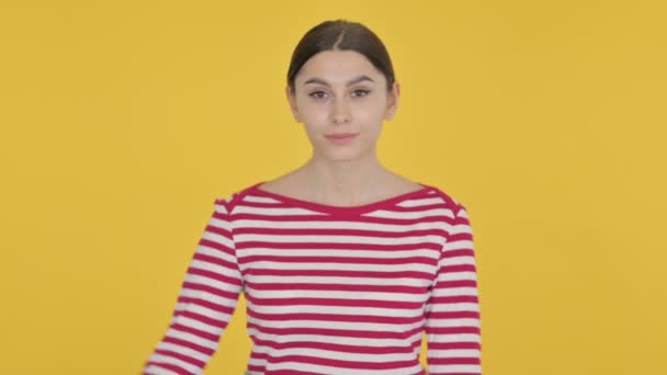 黄色の背景にスペイン人女性による親指ダウン — ストック動画