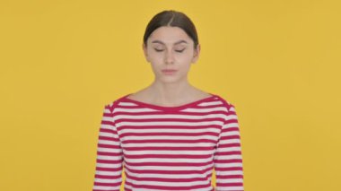 Sarı Arkaplanda Ciddi İspanyol Kadını