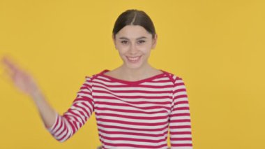 İspanyol Kadın El sallıyor, Sarı Arkaplanda Hoş Geldiniz