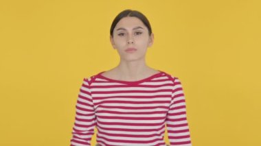 Sarı Arkaplanda Silah Hareketli İspanyol Kadın Reddedildi