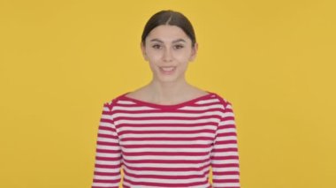 Sarı Arkaplanda Gülümseyen İspanyol Kadın