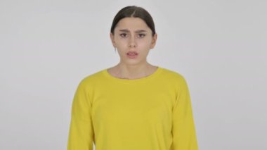 Beyaz Arkaplanda Üzgün İfadesi Olan İspanyol Kadın Bakıyor