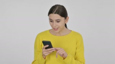 Beyaz Arkaplanda Akıllı Telefonu Kutlayan İspanyol Kadın