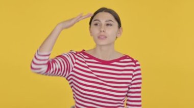 İspanyol Kadın Etrafa Bakınıyor, Sarı Arkaplanda Aranıyor