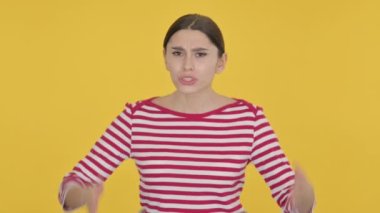 İspanyol Kadın Sarı Arkaplanda Kaybına Tepki Veriyor