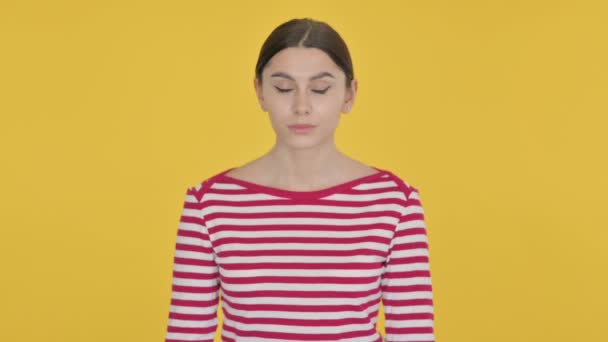 黄色の背景に深刻なスペイン人女性 — ストック動画