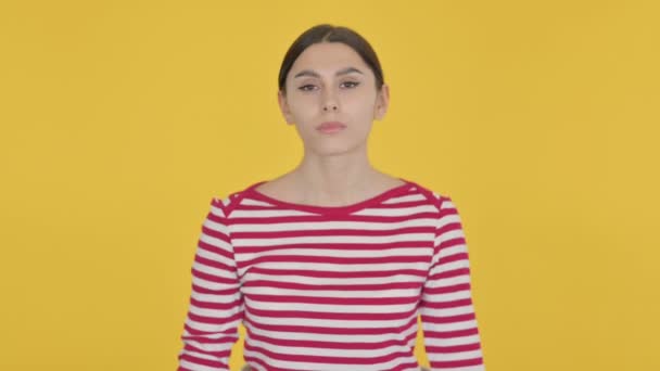 Spanierin mit Armgeste auf gelbem Hintergrund abgewiesen — Stockvideo