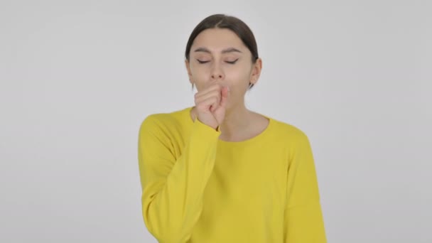 スペイン人女性が白い背景で咳をする病気 — ストック動画