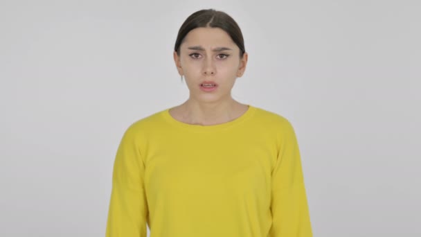 Іспанська жінка дивиться з сумним виразом на біле тло — стокове відео