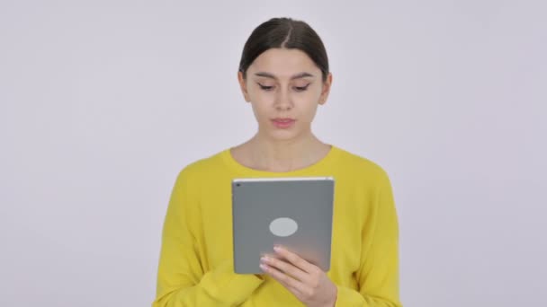 Mujer española celebrando en tableta sobre fondo blanco — Vídeo de stock