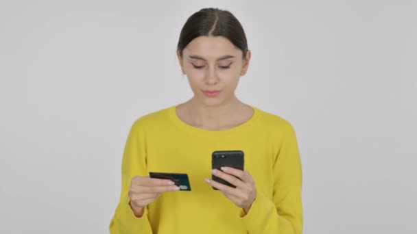 西班牙妇女在智能手机上购买白色背景的商品 — 图库视频影像