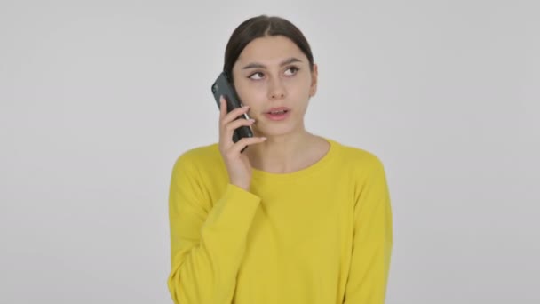 Boos Spaanse vrouw praten over de telefoon op witte achtergrond — Stockvideo