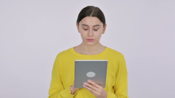 白い背景にタブレット上の損失を持つスペインの女性 — ストック動画