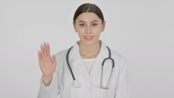 Spanische Ärztin auf weißem Hintergrund — Stockvideo