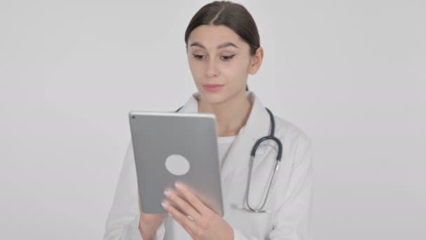 Spanische Ärztin beim Videochat auf digitalem Tablet auf weißem Hintergrund — Stockvideo