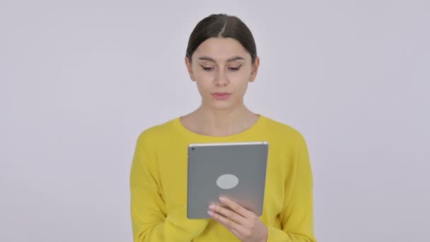 Hiszpańska kobieta za pomocą tabletki na białym tle — Wideo stockowe