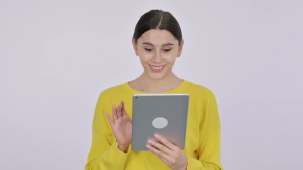 Video Oproep op tablet door Spaanse vrouw op witte achtergrond — Stockvideo