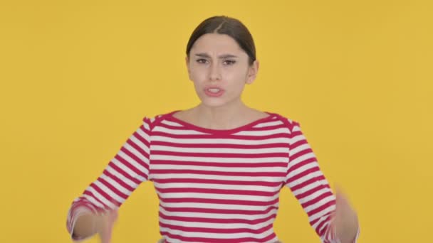黄色の背景に損失に反応する失望したスペイン人女性 — ストック動画