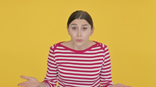 黄色の背景で戦う怒っているスペイン人女性 — ストック動画