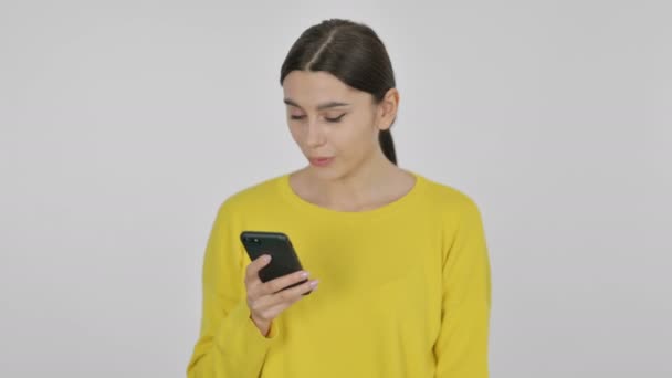 Mujer española hablando por teléfono sobre fondo blanco — Vídeos de Stock