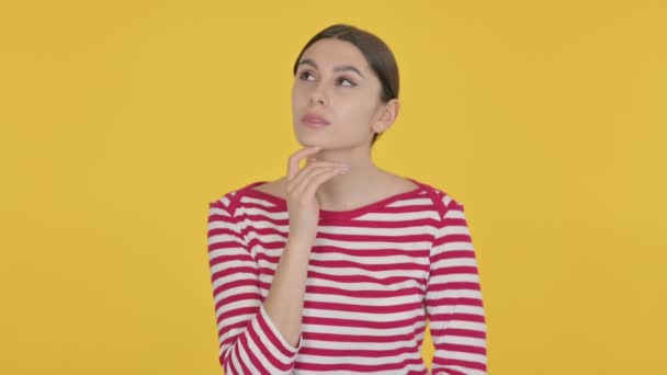黄色を背景に考えるスペイン人女性 — ストック動画
