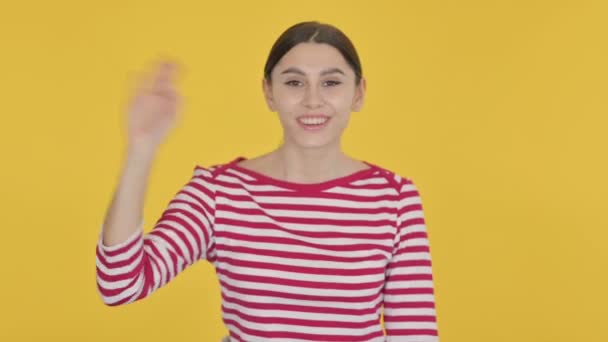 Mulher espanhola falando em vídeo chamada on-line em fundo amarelo — Vídeo de Stock