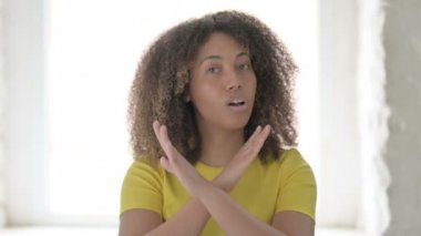 Çapraz Kollu Afrikalı Kadın İnkar Ediyor 