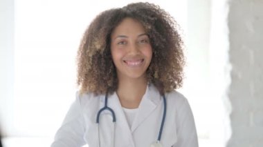 Afrcian Doctor Başparmakları Yukarı İşareti Gösteriyor 