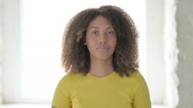 Afrikalı Kadın Durma İşareti Göstermiyor