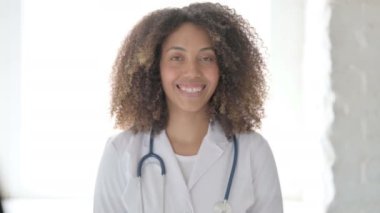 Afrcian Doktor Kameraya Gülümsüyor 