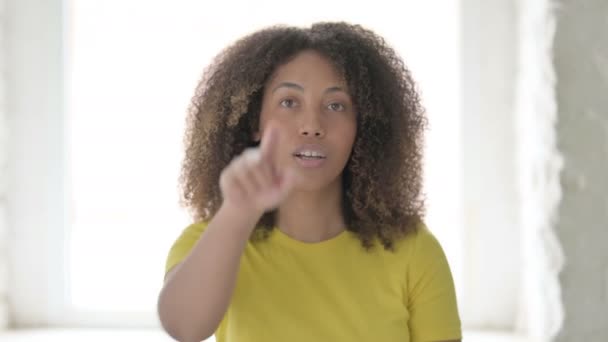 Mujer africana señalando a la cámara — Vídeos de Stock