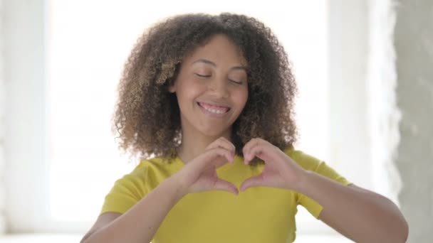 Forme de coeur par African Woman — Video