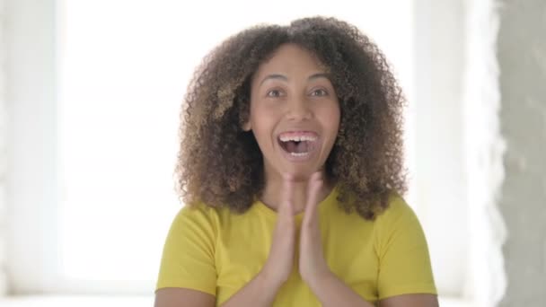 Afrikansk kvinne som reagerer på overraskelse – stockvideo