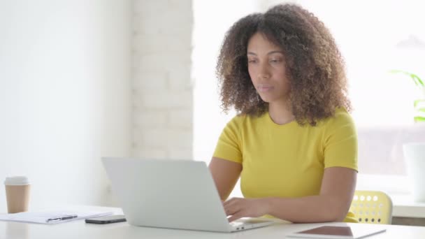 Afrikaanse vrouw sluiten laptop staande, gaan weg — Stockvideo