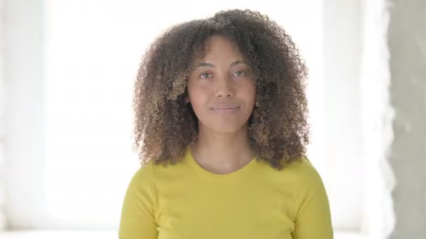 Afrikanerin lächelt in die Kamera — Stockvideo